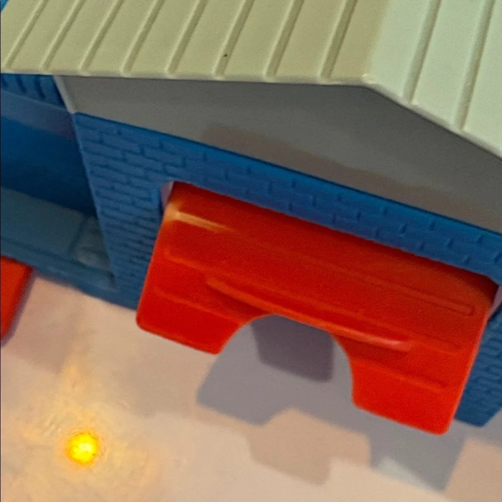 Hot Wheels Car Wash and Service Station Center PlaySet Mattel